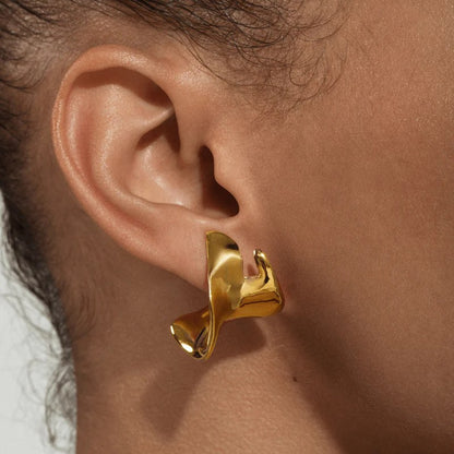 金色樹葉扭紋耳釘－商品主圖｜https://igowo.tw/