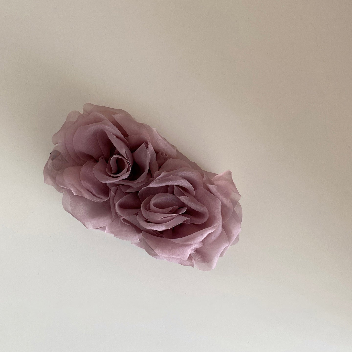山茶花簡約髮夾－煙灰色款細節｜https://igowo.tw/