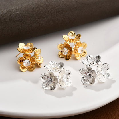 金色鋯石花朵立體耳釘－商品主圖｜https://igowo.tw/
