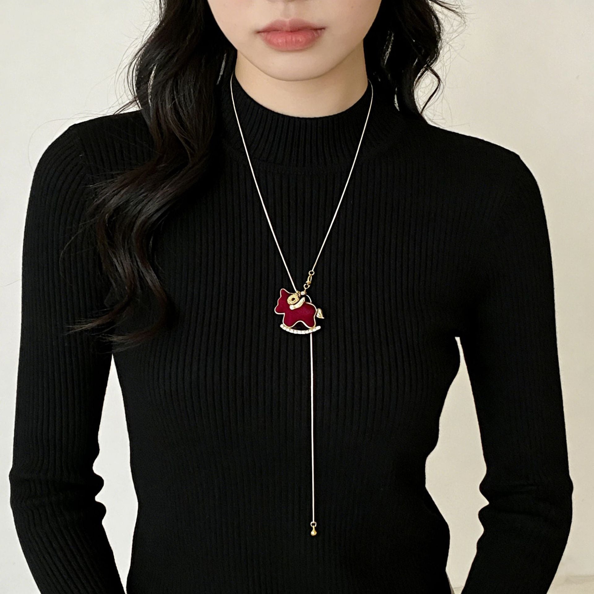 紅色絨面小馬項鍊－第二視角實拍｜https://igowo.tw/