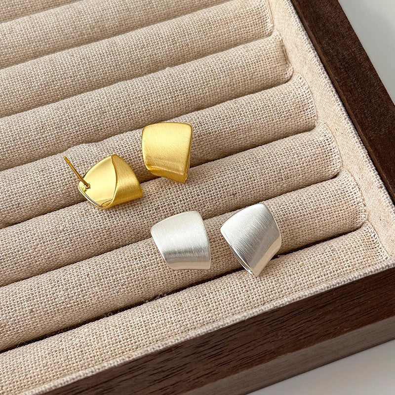 金屬簡約耳釘－第二視角實拍｜https://igowo.tw/