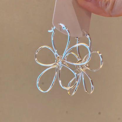扭紋花朵鏤空耳釘－商品主圖｜https://igowo.tw/