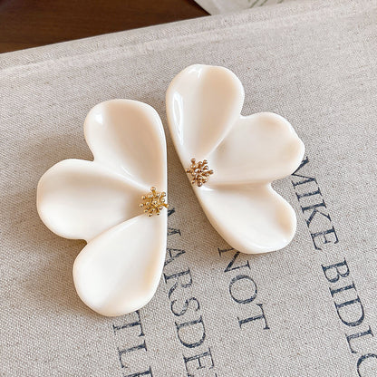 白色樹脂花朵簡約耳釘－16#銀針-綠色款細節15｜https://igowo.tw/