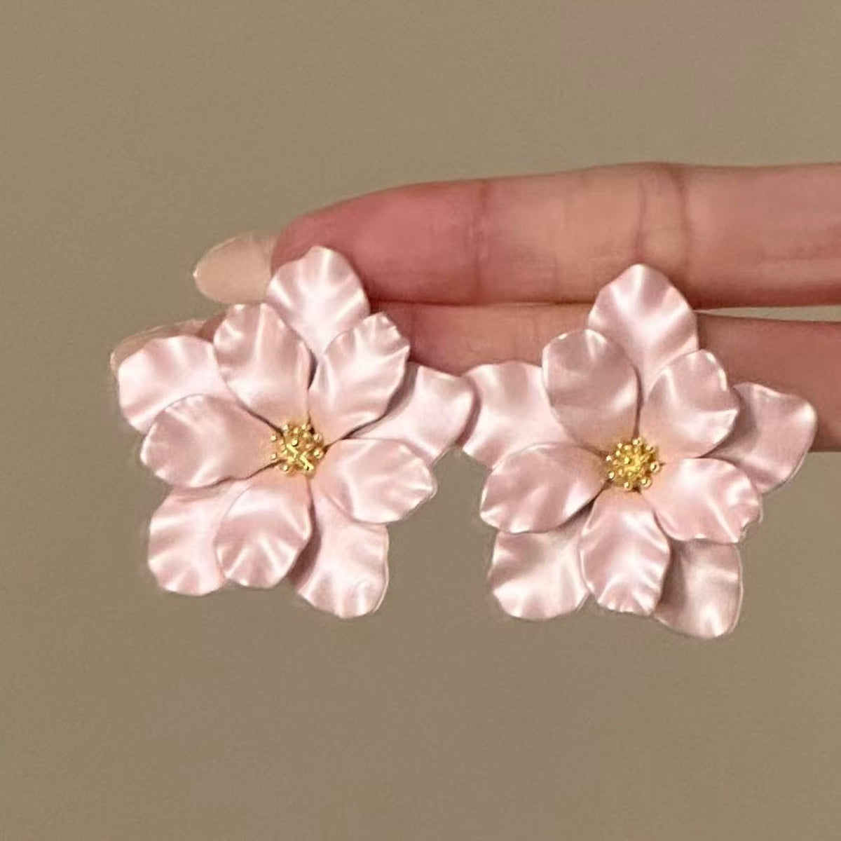 粉色銀針花朵耳釘－商品主圖｜https://igowo.tw/
