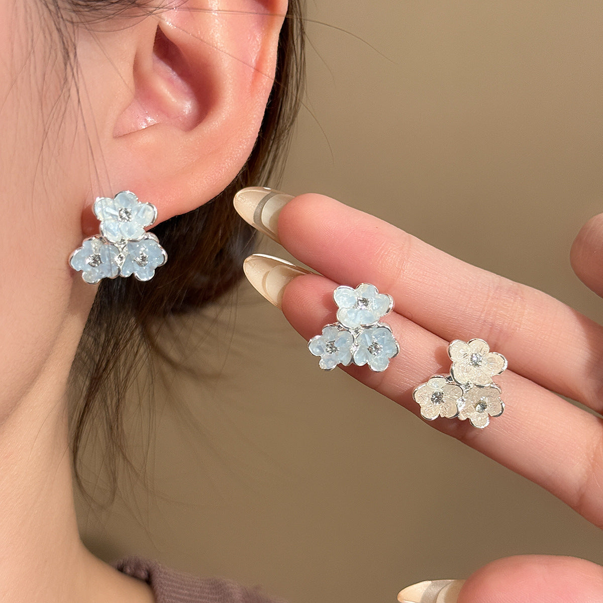 銀針花朵鑲鑽耳釘－商品主圖｜https://igowo.tw/