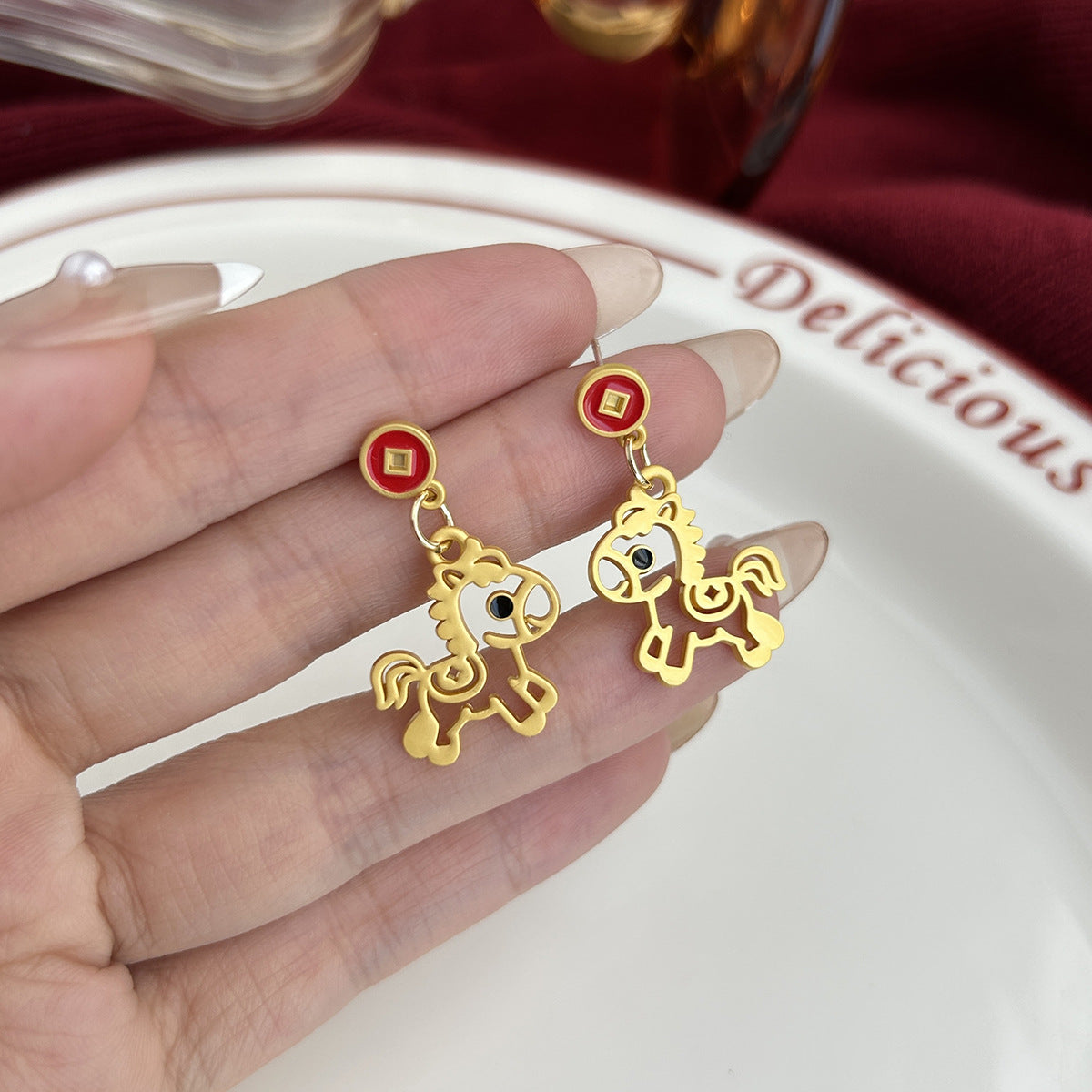 紅色簡約耳釘－細節特寫18｜https://igowo.tw/