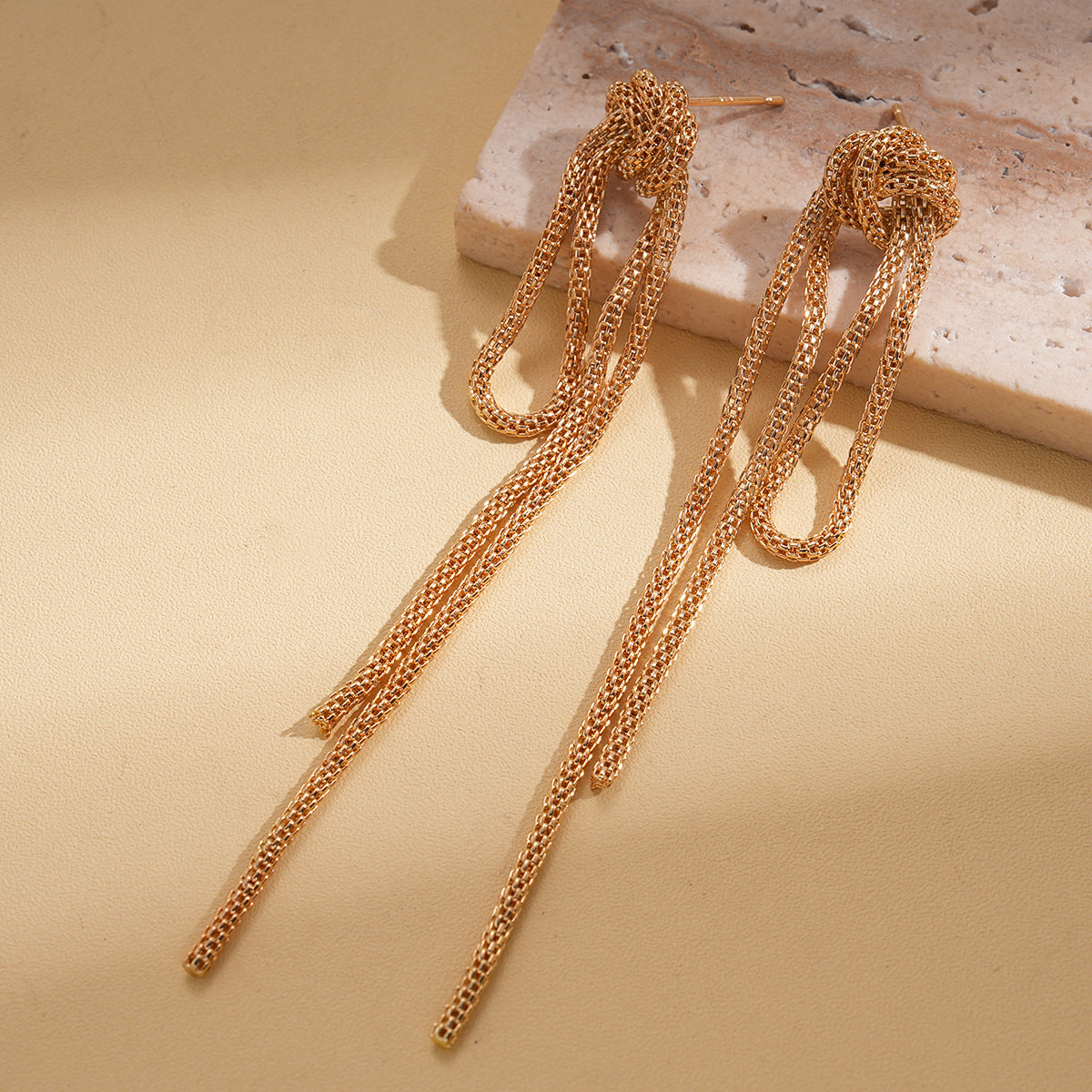 愛心十字流蘇鑲鑽耳環－細節特寫8｜https://igowo.tw/