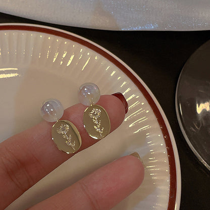 金色鋯石字母復古耳環－細節特寫50｜https://igowo.tw/