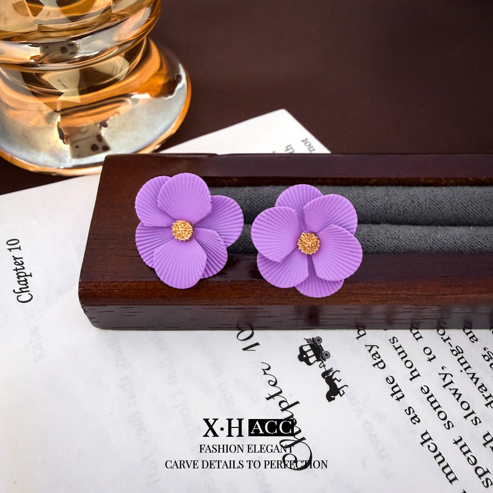 琺瑯珍珠花朵簡約耳釘－細節特寫119｜https://igowo.tw/