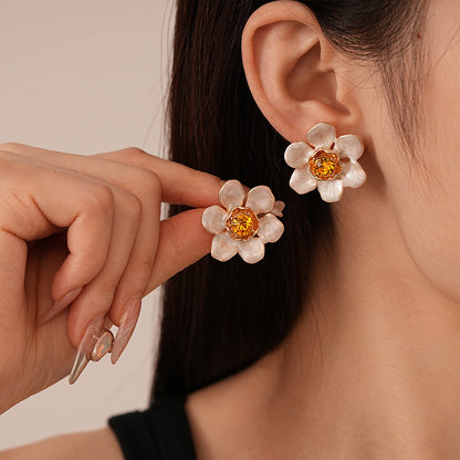 白色琺瑯花朵復古耳釘－細節特寫1｜https://igowo.tw/