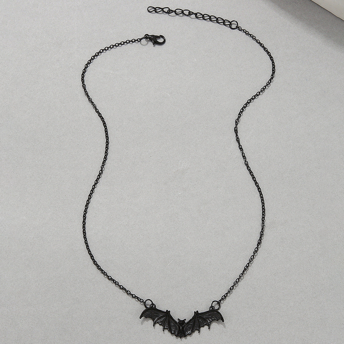 黑色蝙蝠誇張項鍊－細節特寫1｜https://igowo.tw/
