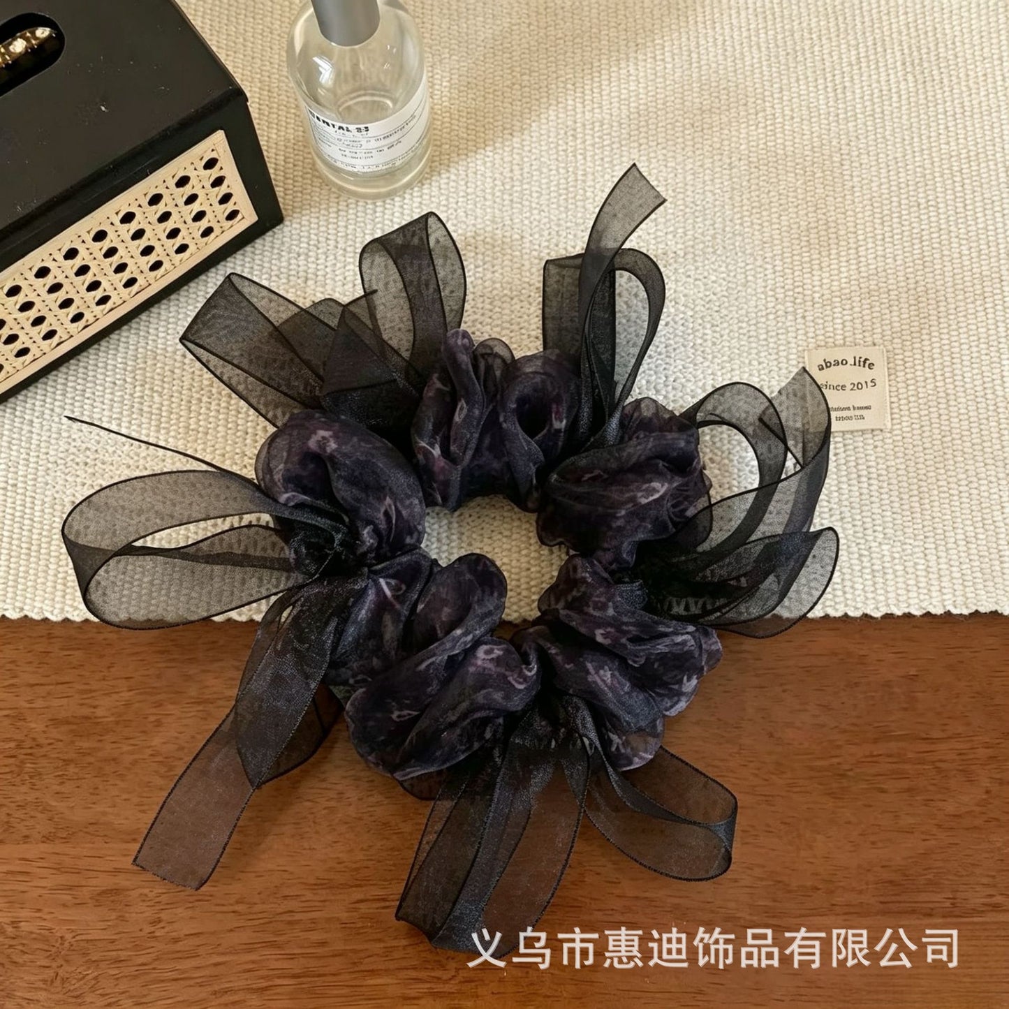 網紗蝴蝶結簡約髮圈－藍色碎花款細節8｜https://igowo.tw/