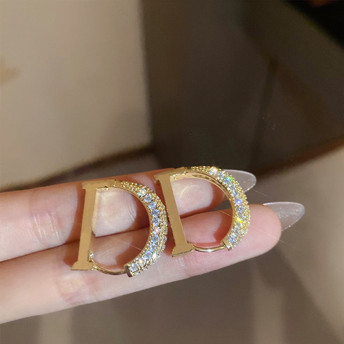 金色鋯石字母圓圈耳環－商品主圖｜https://igowo.tw/