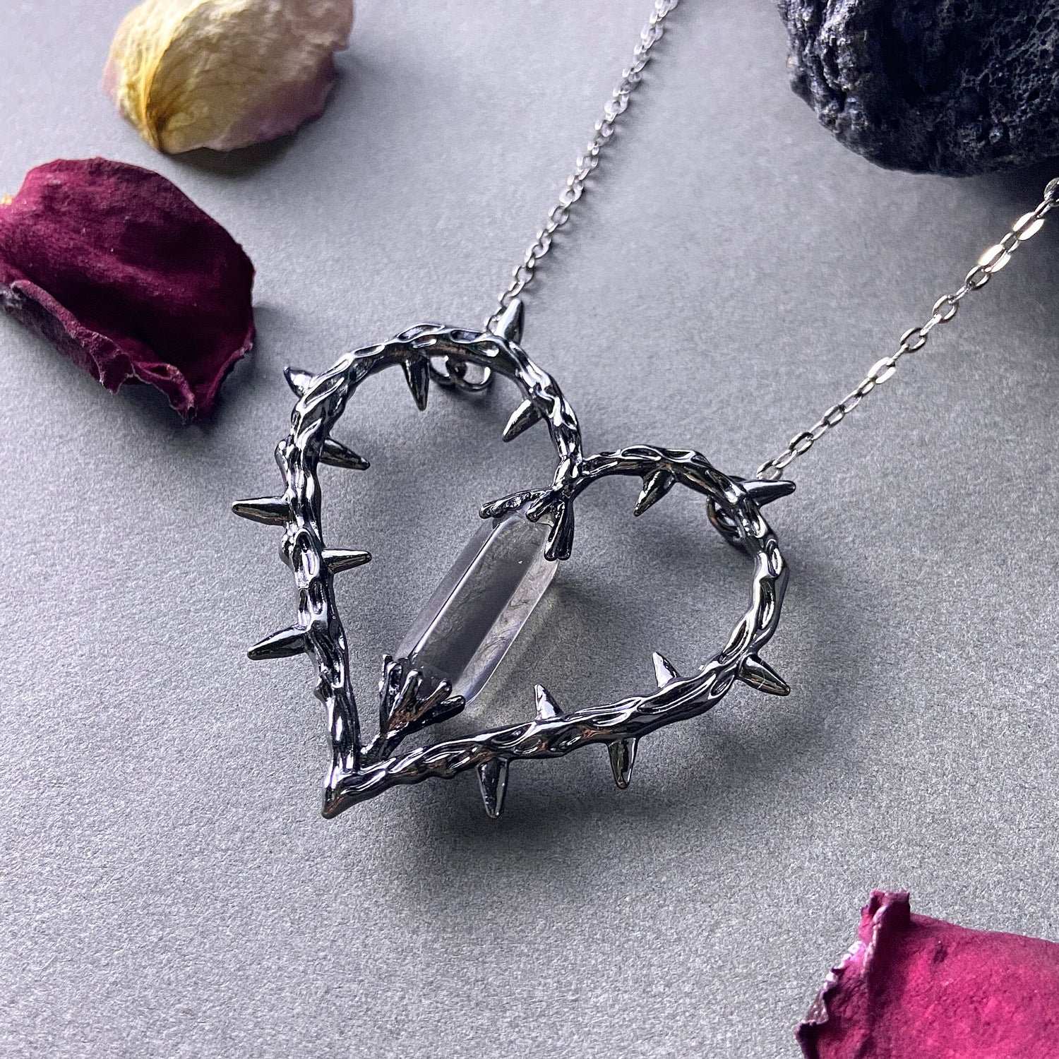 黑色水晶愛心墜飾項鍊－商品主圖｜https://igowo.tw/