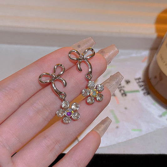 銀針花朵鑲鑽耳環－商品主圖｜https://igowo.tw/