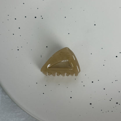 醋酸板材三角形鯊魚夾－混綠花彩款細節｜https://igowo.tw/