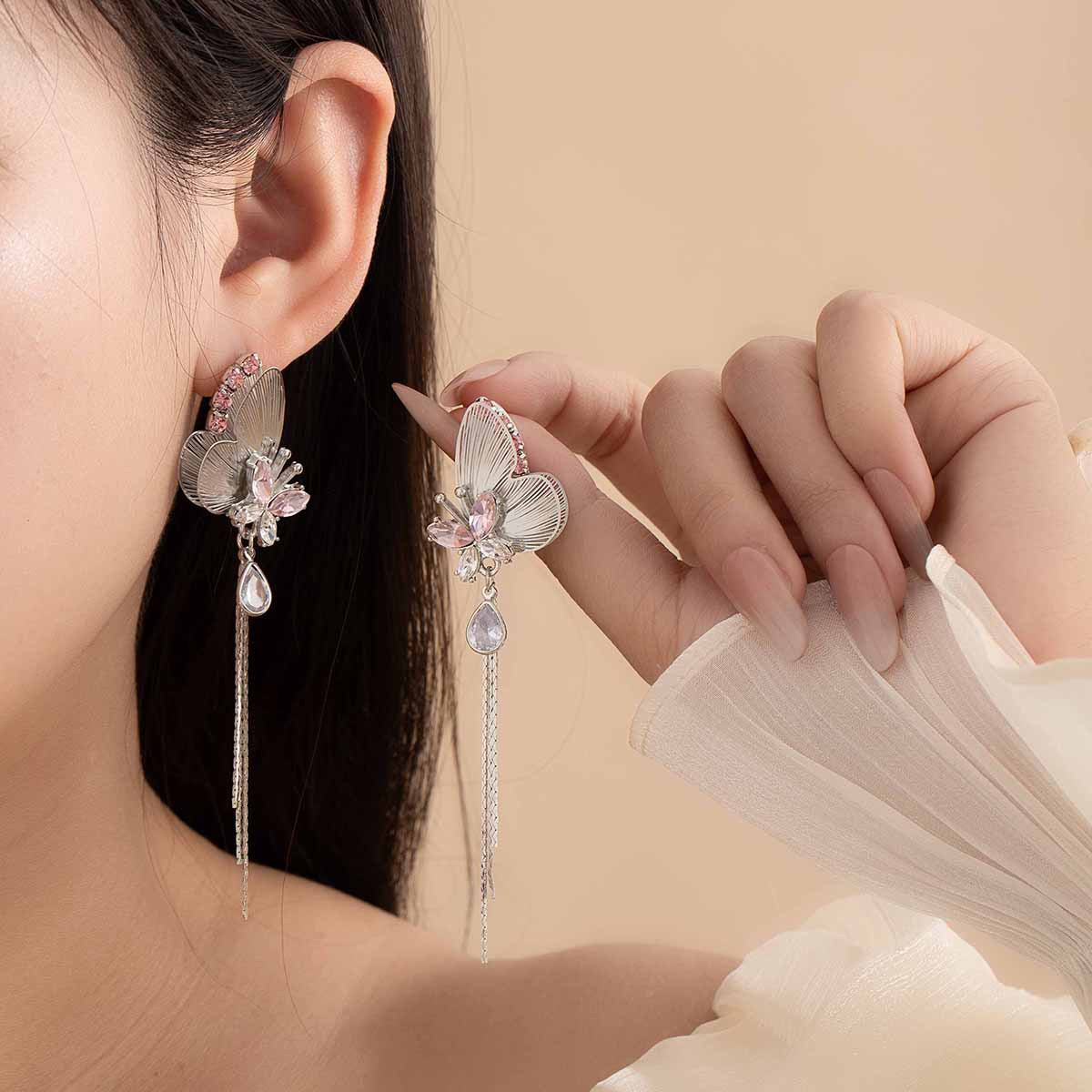 粉色銀針蝴蝶流蘇耳釘－商品主圖｜https://igowo.tw/