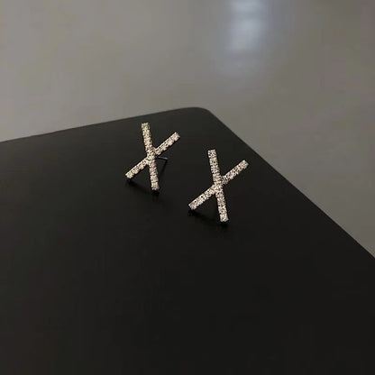 字母交叉鑲鑽小巧耳釘