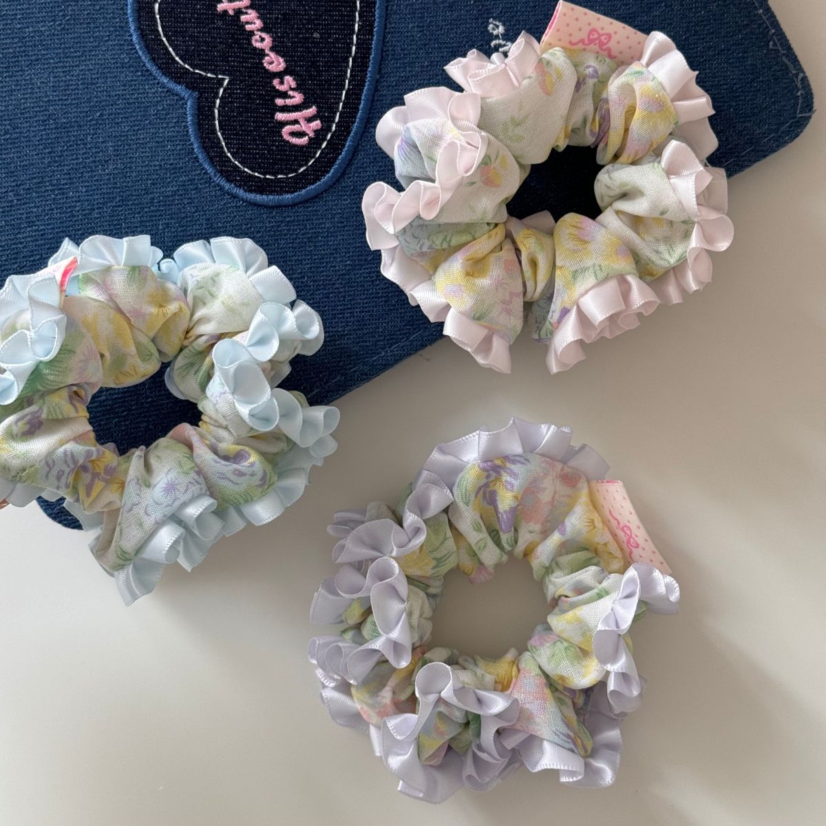 粉色碎花大腸圈髮圈－細節特寫1｜https://igowo.tw/