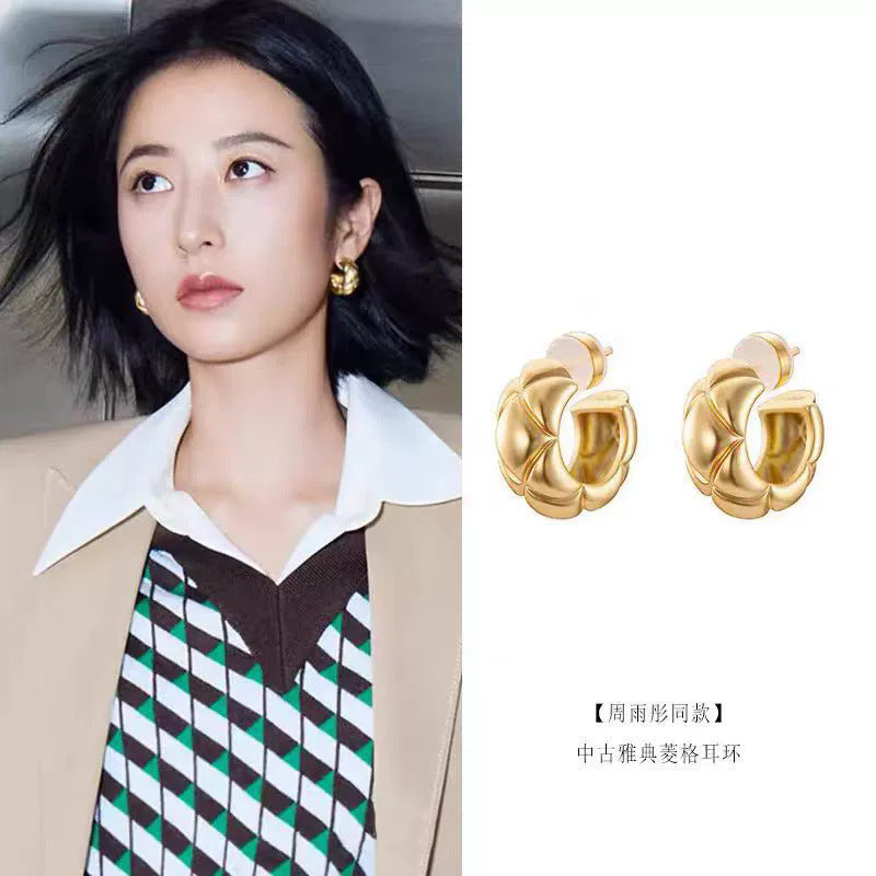 S925金色格紋磨砂耳環－第二視角實拍｜https://igowo.tw/