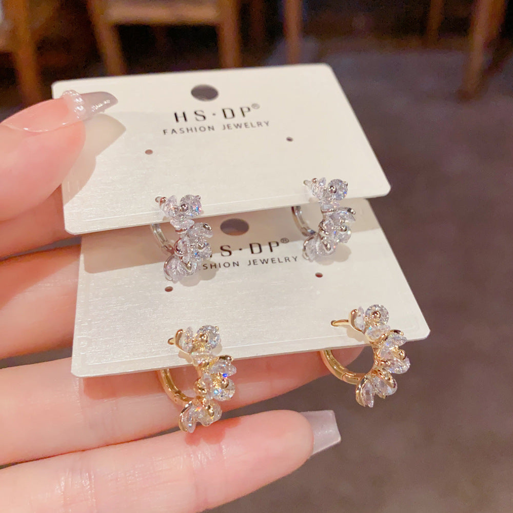 鋯石花朵小巧簡約耳扣－商品主圖｜https://igowo.tw/