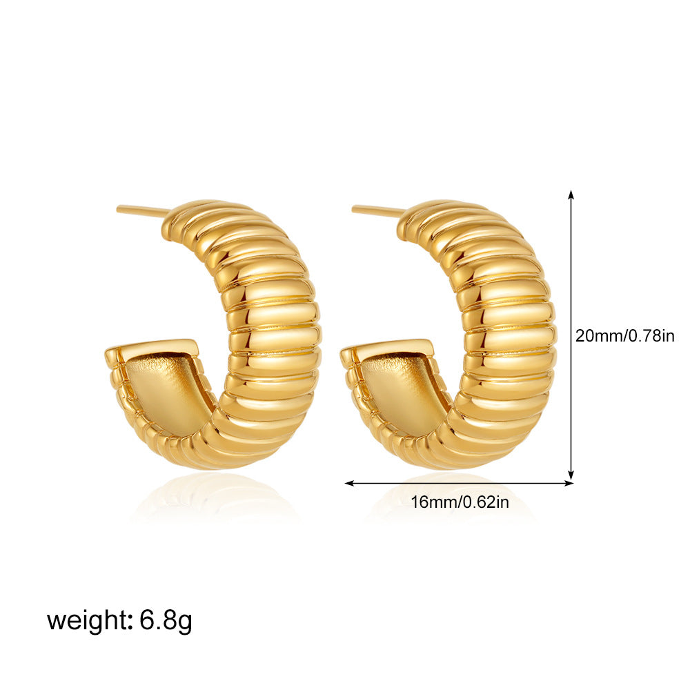 金色格紋C形簡約耳環－細節特寫4｜https://igowo.tw/