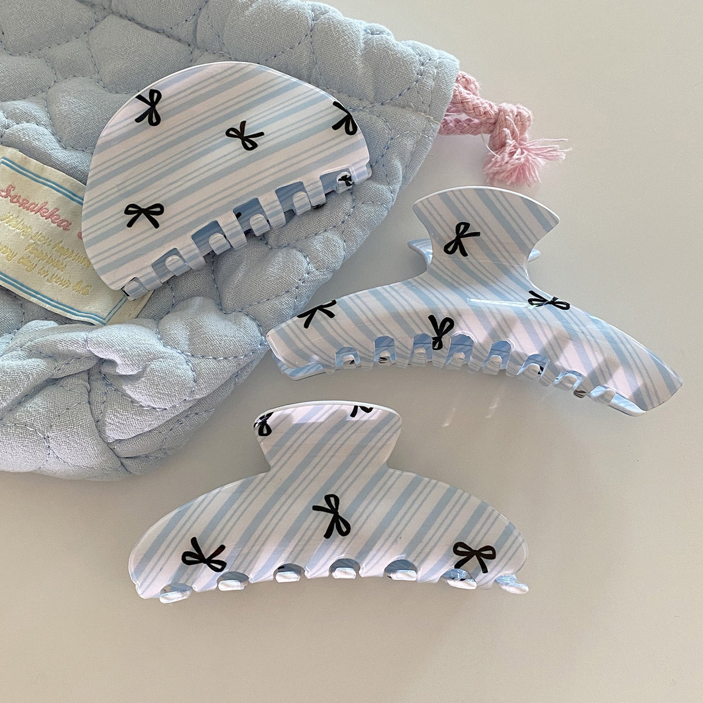 藍色壓克力格紋鯊魚夾－商品主圖｜https://igowo.tw/