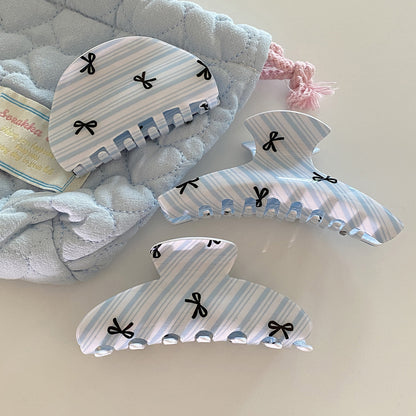 藍色壓克力格紋鯊魚夾－商品主圖｜https://igowo.tw/