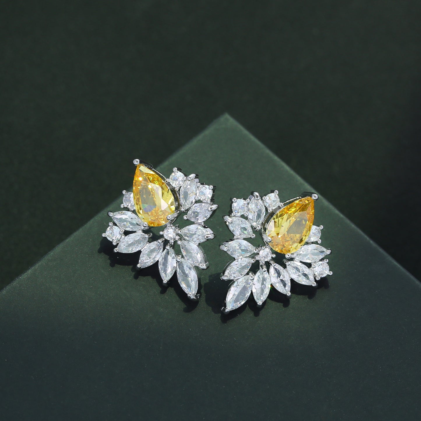 S925鋯石花朵微鑲耳環－黃色款細節｜https://igowo.tw/