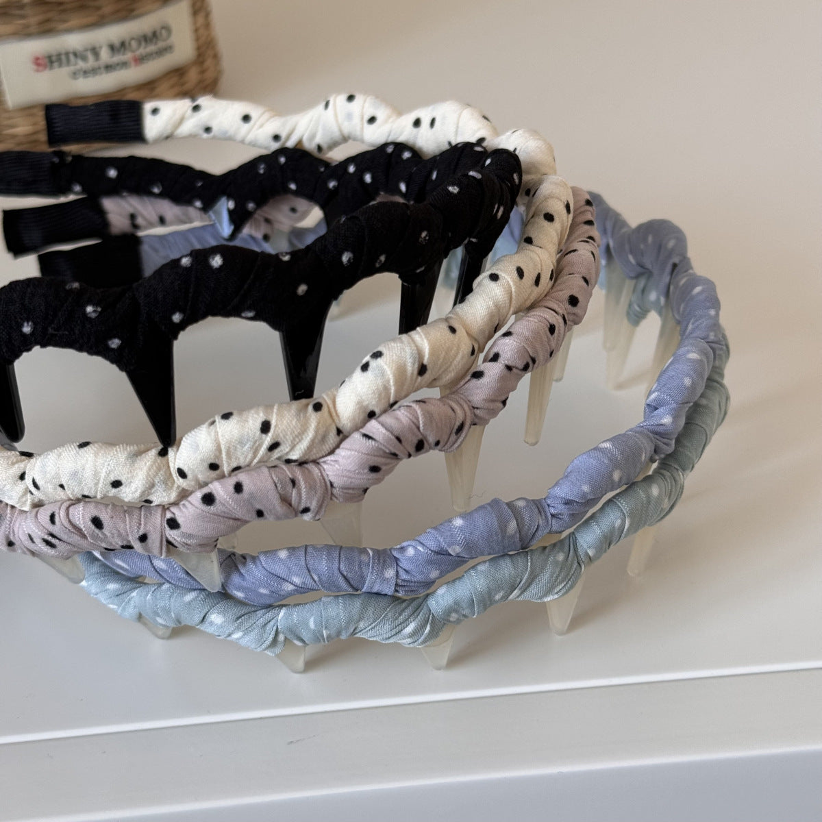 布面波點纏繞髮箍－波點長齒箍-粉色款細節｜https://igowo.tw/