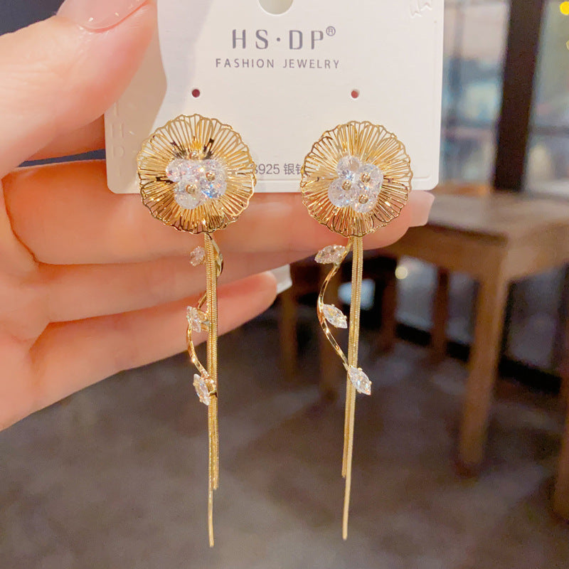 金屬花朵流蘇鑲鑽耳墜－商品主圖｜https://igowo.tw/