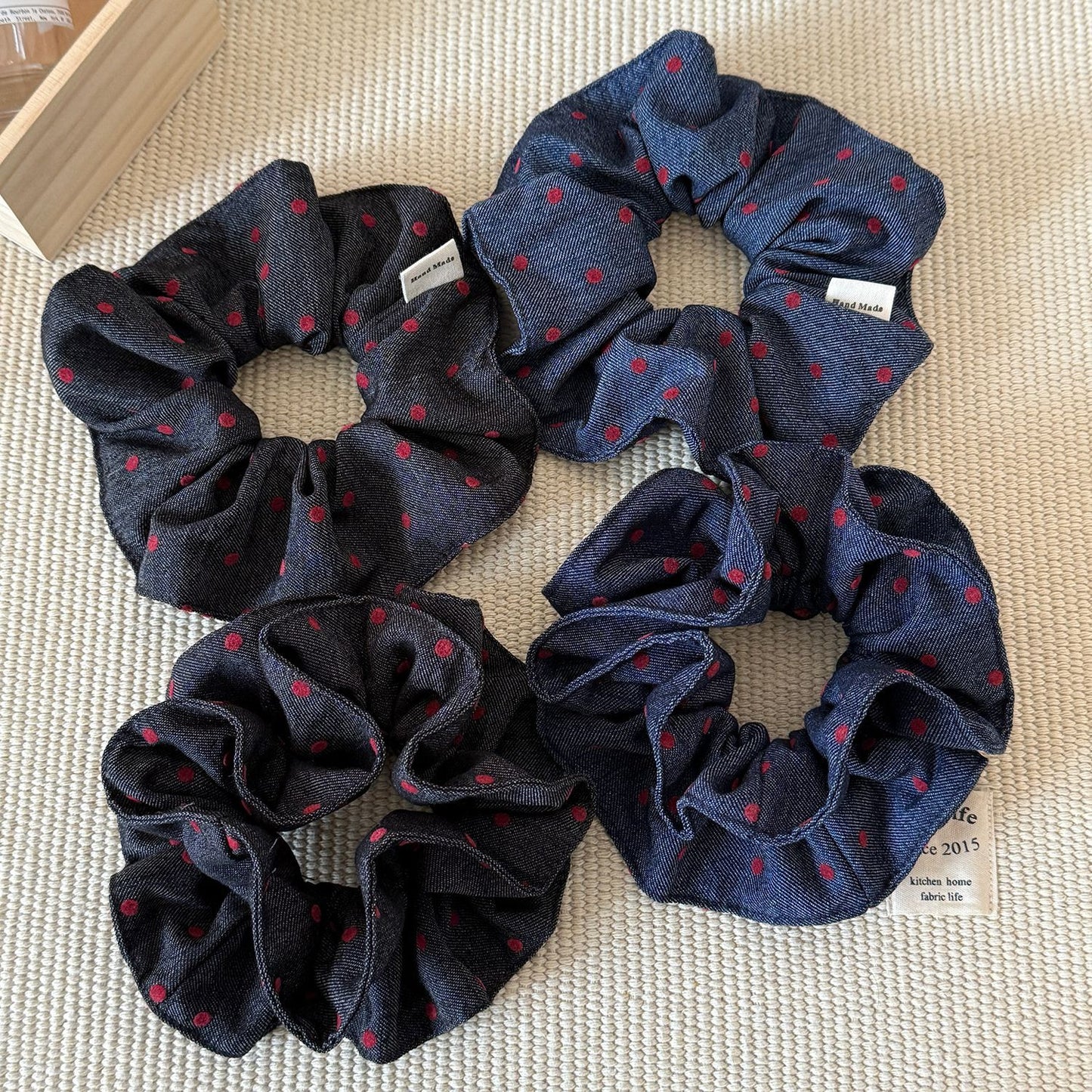 紅色布面波點髮圈－牛仔藍雙層髮圈款細節｜https://igowo.tw/