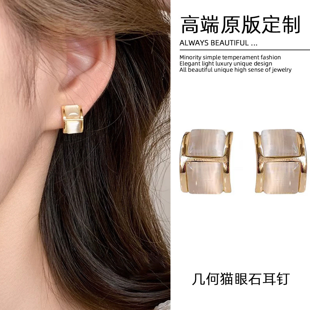 貓眼石字母簡約耳釘－商品主圖｜https://igowo.tw/
