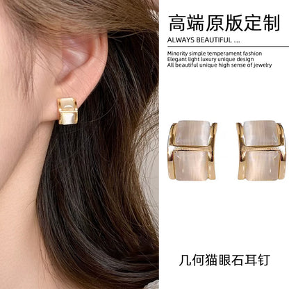 貓眼石字母簡約耳釘－商品主圖｜https://igowo.tw/