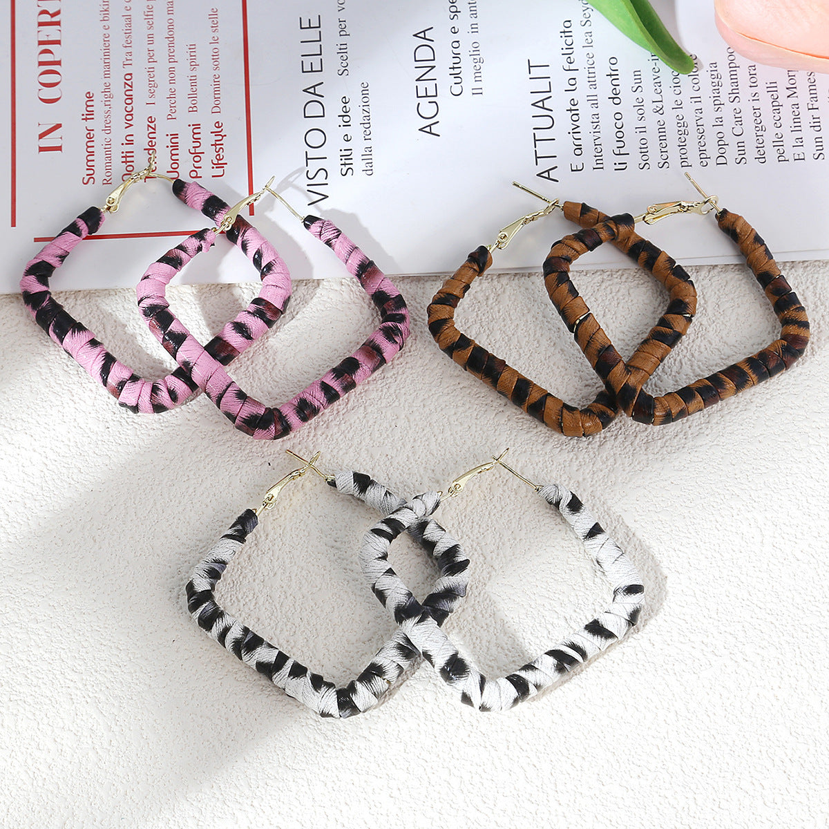 銀針豹紋纏繞耳扣－/環形咖白款細節｜https://igowo.tw/