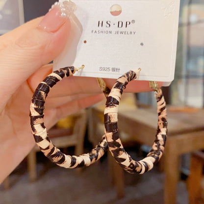 皮革豹紋圓圈纏繞耳環－商品主圖｜https://igowo.tw/