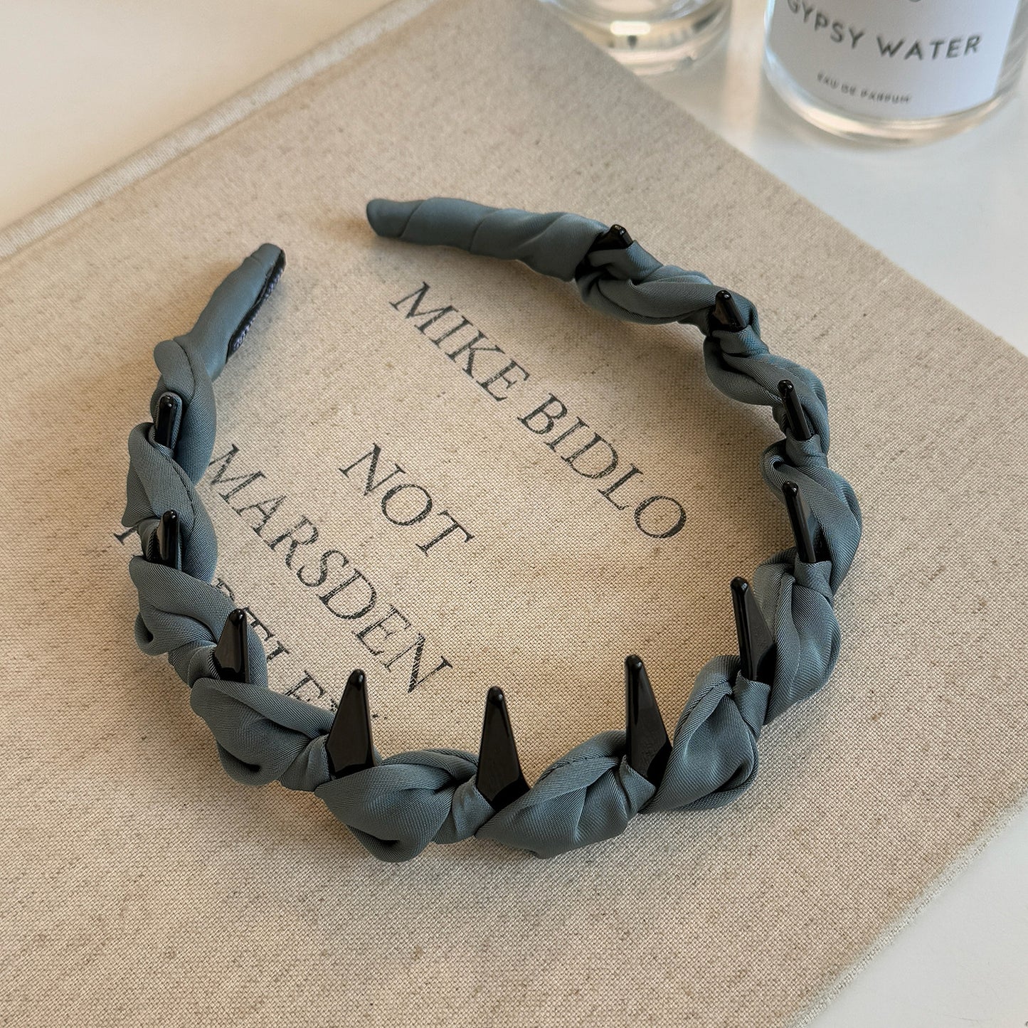 布面纏繞簡約髮箍－藍色款細節｜https://igowo.tw/
