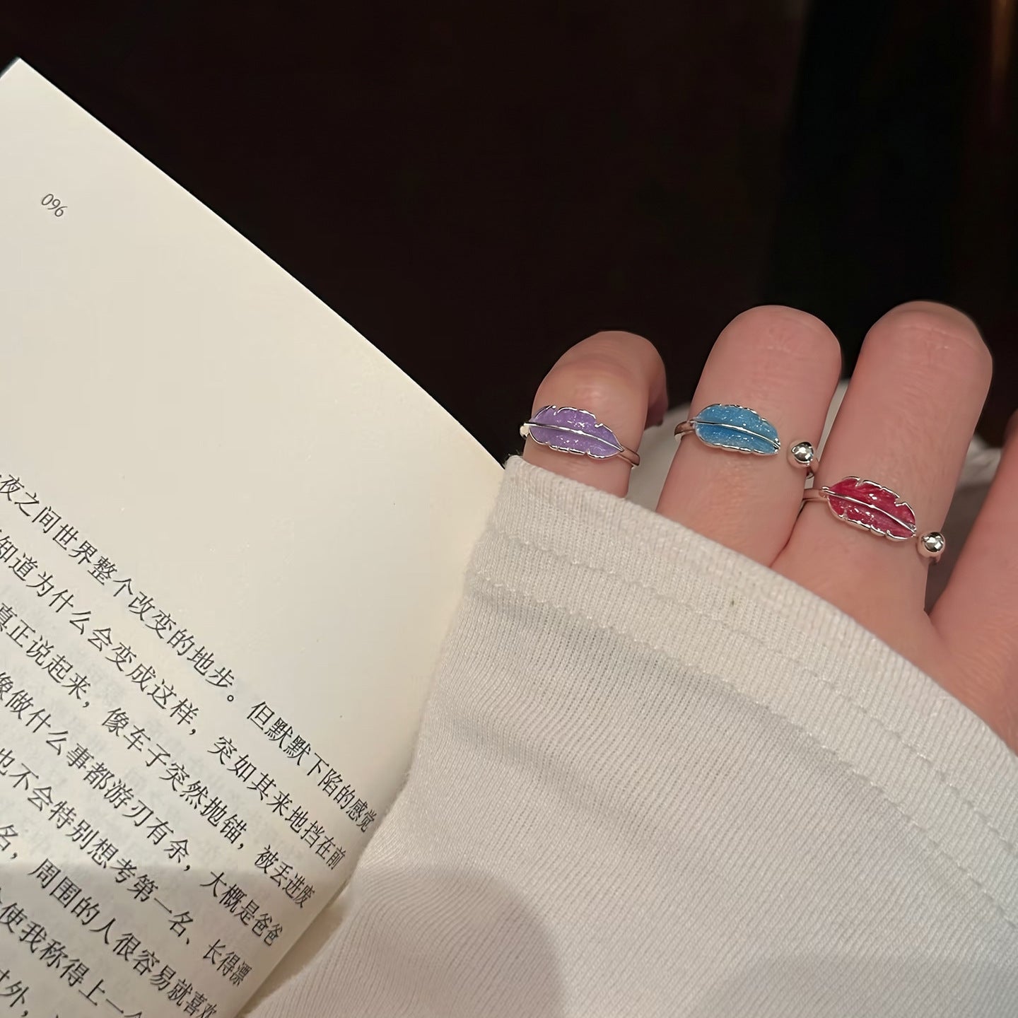 琺瑯羽毛可調式戒指－紫色款細節1｜https://igowo.tw/