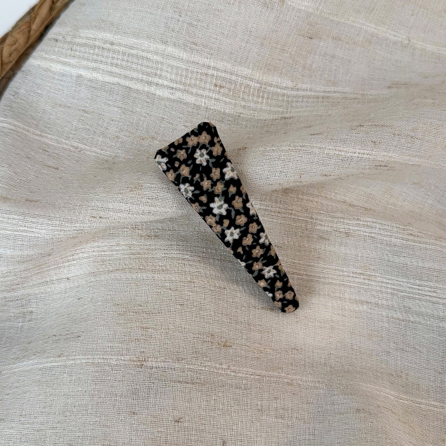 布面碎花橢圓簡約髮夾－細節特寫6｜https://igowo.tw/