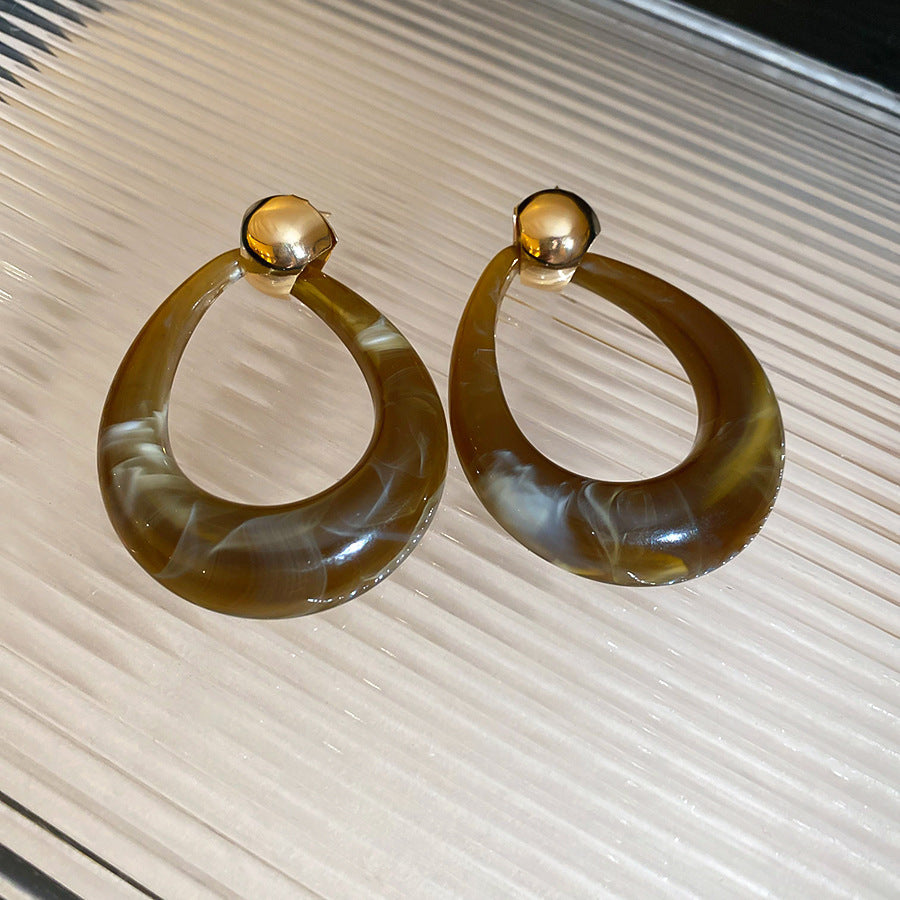 棕色樹脂圓形鏤空耳環－10#銀針-咖色款細節6｜https://igowo.tw/