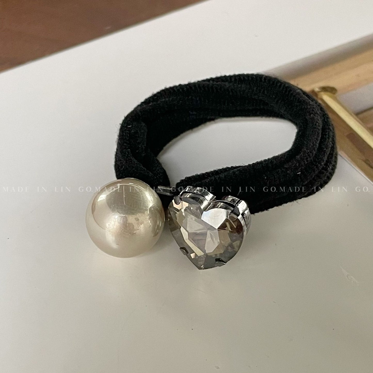 水晶珍珠愛心簡約髮圈－咖色愛心款細節｜https://igowo.tw/