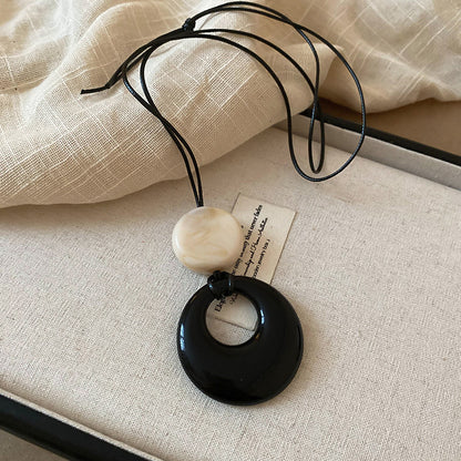 棕色樹脂橢圓方形項鍊－細節特寫20｜https://igowo.tw/