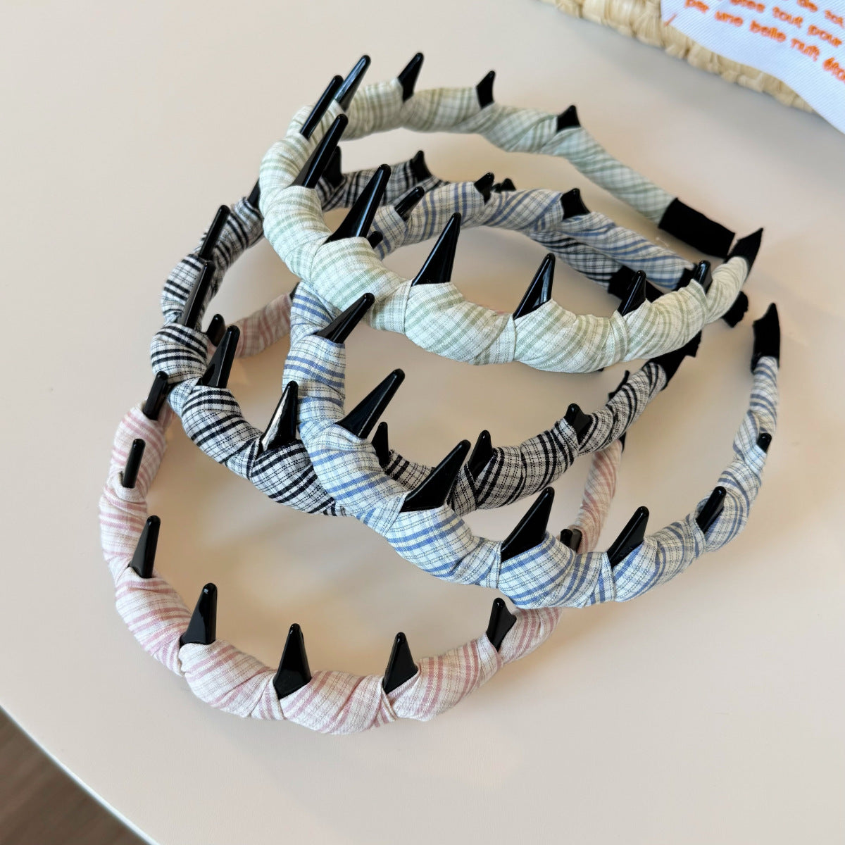 格紋纏繞髮箍－細節特寫2｜https://igowo.tw/