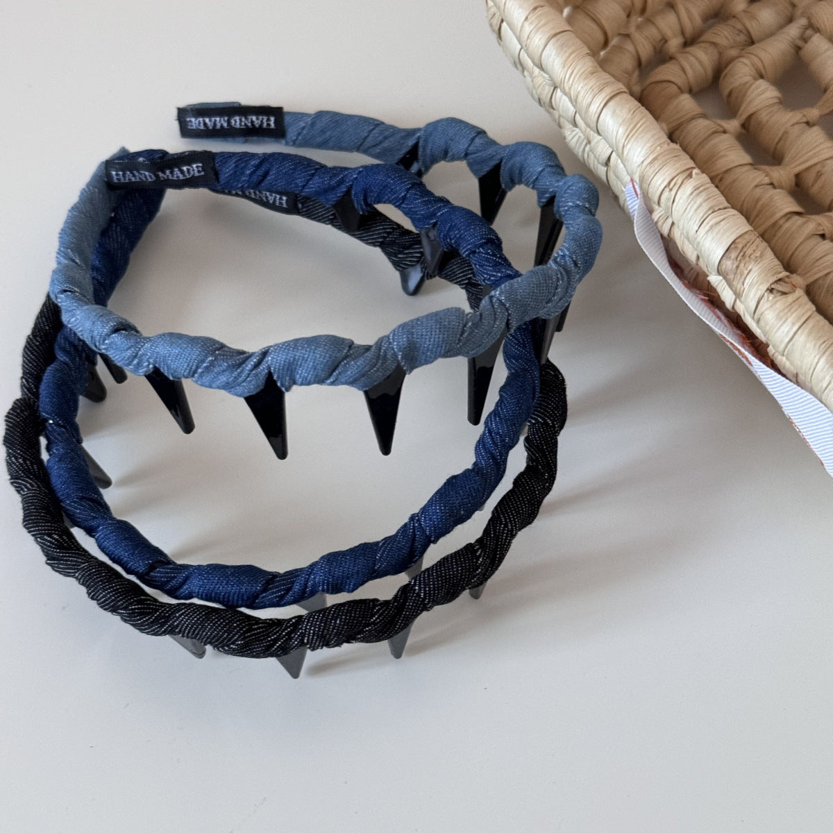 布面波浪髮箍－牛仔長齒箍-淺藍款細節｜https://igowo.tw/