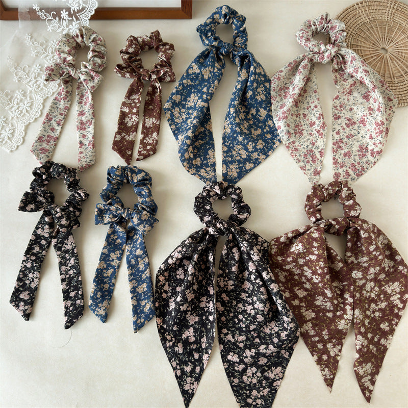 緞帶碎花蝴蝶結髮圈－玫瑰碎花黑色飄帶款細節｜https://igowo.tw/