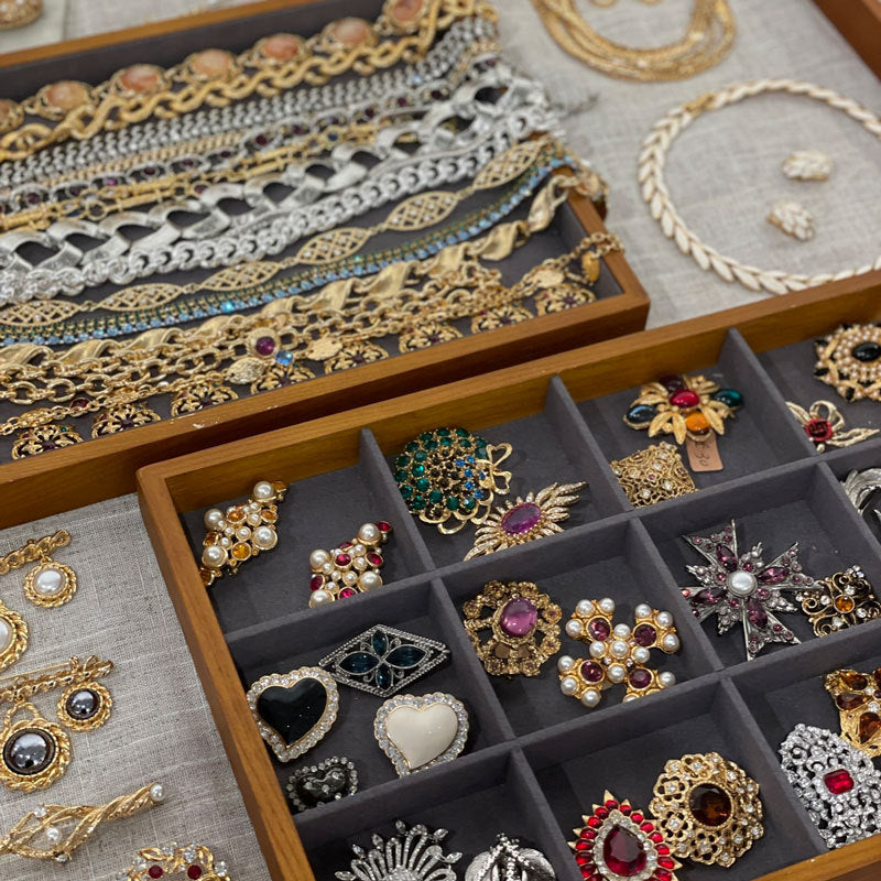 復古簡約耳環－銀針蝴蝶圓圈耳釘款細節2｜https://igowo.tw/