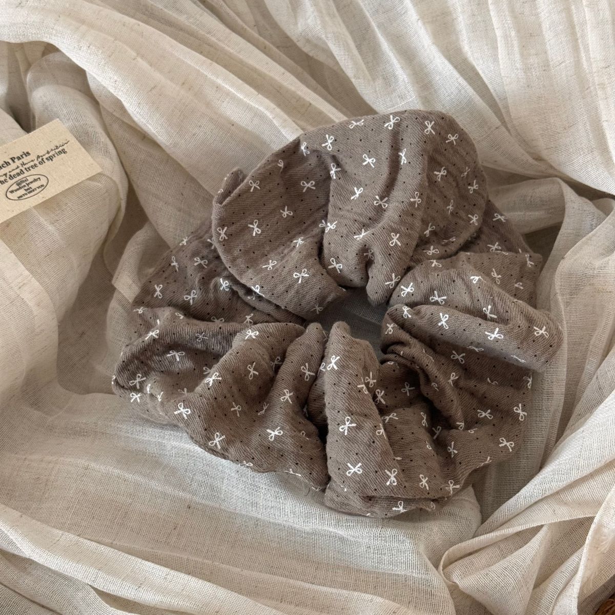 棕色布面波點髮圈－細節特寫7｜https://igowo.tw/