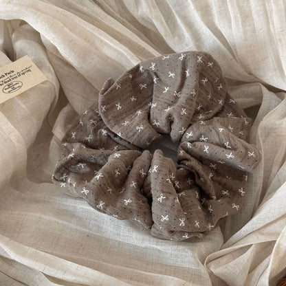 棕色布面波點髮圈－細節特寫7｜https://igowo.tw/