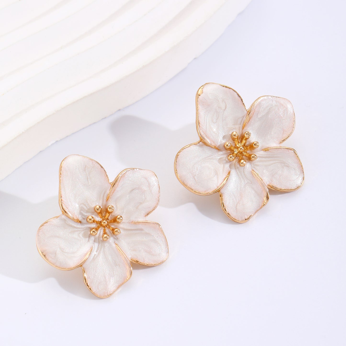 彩色琺瑯花朵立體耳釘－細節特寫5｜https://igowo.tw/