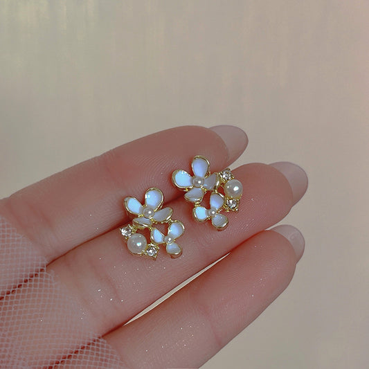 珍珠山茶花簡約耳釘－商品主圖｜https://igowo.tw/